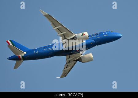 Rom, Latium Italien. August 2025. Airbus A220-100 ITA Airways I-ADVH zum Flughafen Fiumicino. Fiumicino (Italien), 10. August 2025. (Foto: AllShotLive/SIPA USA) Credit: SIPA USA/Alamy Live News Stockfoto