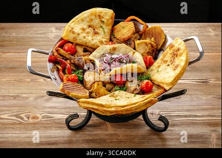 Fleisch mit Lavash, Kräutern und gegrilltem Gemüse Stockfoto