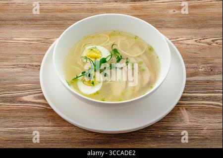 Hühnernudelsuppe mit Ei Stockfoto