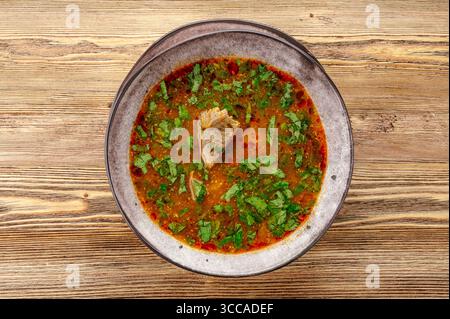 Georgianische Suppe Kharcho mit Fleisch und Kräutern Stockfoto