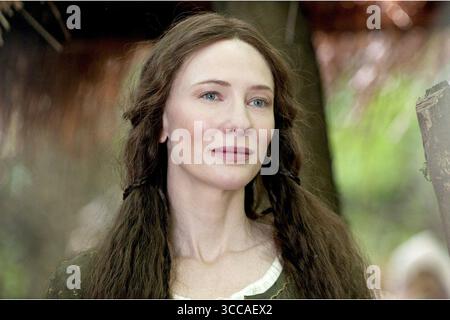 Robin Hood ist ein historischer Actionfilm aus dem Jahr 2010, der auf der Robin Hood-Legende von Ridley Scott basiert und in den Hauptrollen Russell Crowe, Cate Blanchett, William Hurt, Mark Strong, Mark Addy, Oscar Isaac, Danny Huston, Eileen Atkins und Max von Sydow. Stockfoto