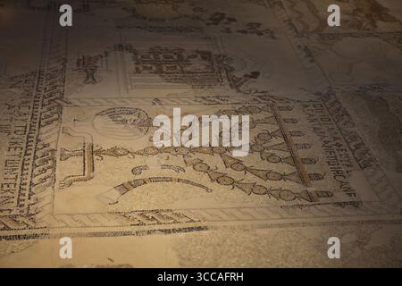 Sieben Kerzenstäbe Menora, ein Schofar- oder Widderhorn, andere jüdische Symbole und ein jüdisches Tierkreiszeichen auf einem Mosaikboden in einer ruinierten Synagoge aus dem 5. Jahrhundert. Stockfoto