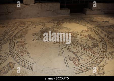Zippori, Zodiac, der 12-monatige jüdische Kalender & Helius, griechischer Sonnengott & griechische und aramäische Worte auf einem Mosaik in einer ruinierten Synagoge. Stockfoto