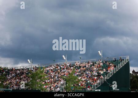 Blick auf Fans auf Platz 12 mit dunklen Wolken, die bei den Wimbledon Championships 2025 in London, England, Großbritannien auftauchen. Stockfoto