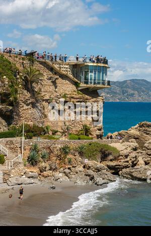 Touristen treffen sich am Balcón de Europa, einem berühmten Aussichtspunkt auf einer Klippe mit Blick auf das Mittelmeer in Nerja, Andalusien, Spanien. Stockfoto