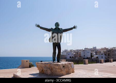 Polignano a Stute, Bari, Italien - 08. August 2025: Statue Domenico Modugno, dem Sänger von Volare, in seiner Heimatstadt Polignano gewidmet Stockfoto