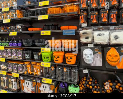 Halloween-Kostüme, -Dekorationen und Partyzubehör werden im britischen Kaufhaus in saisonalen Ausstellungen angeboten – gruseliges Merchandising im Oktober Stockfoto