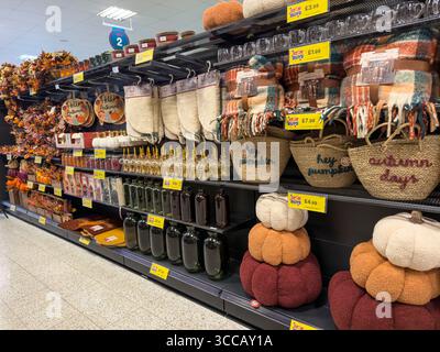 Halloween-Kostüme, -Dekorationen und Partyzubehör werden im britischen Kaufhaus in saisonalen Ausstellungen angeboten – gruseliges Merchandising im Oktober Stockfoto