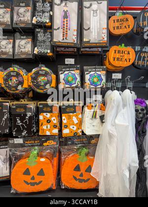 Halloween-Kostüme, -Dekorationen und Partyzubehör werden im britischen Kaufhaus in saisonalen Ausstellungen angeboten – gruseliges Merchandising im Oktober Stockfoto