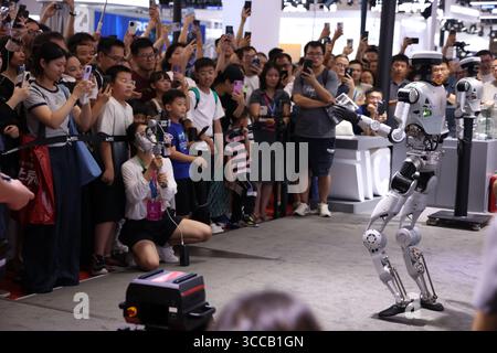 Peking, China. August 2025. Besucher beobachten einen tanzenden Roboter auf der World Robot Conference (WRC) 2025 in Peking, der Hauptstadt Chinas, am 8. August 2025. Quelle: Jin Liwang/Xinhua/Alamy Live News Stockfoto