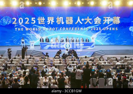 Peking, China. August 2025. Gäste eröffnen am 8. August 2025 die World Robot Conference (WRC) 2025 in Peking, der Hauptstadt Chinas. Quelle: Xie Han/Xinhua/Alamy Live News Stockfoto