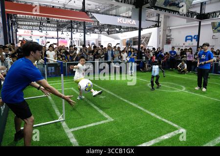Peking, China. August 2025. Besucher spielen Fußball mit Robotern auf der World Robot Conference (WRC) 2025 in Peking, der Hauptstadt Chinas, am 8. August 2025. Quelle: Xie Han/Xinhua/Alamy Live News Stockfoto