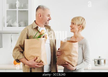 Kaufen von Lebensmitteln für hausgemachte Küche, Abendessen für die Familie, Haushalt oder Lieferung von Produkten zu Hause Stockfoto
