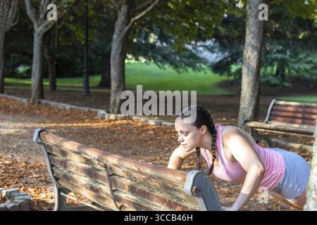 Frau, die Outdoor-Sport macht Stockfoto