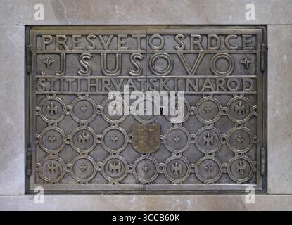 Tür der Stiftshütte auf dem Altar des Heiligsten Herzen Jesu im Heiligen Blasius Kirche in Zagreb, Kroatien. Stockfoto