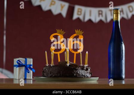 Geburtstagsfeier mit Kuchen und Kerzen Stockfoto