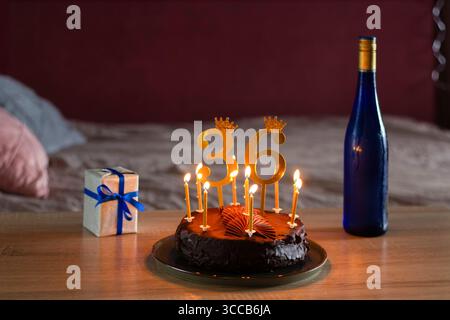 Warmes Geburtstagsambiente mit Kuchen und Wein Stockfoto