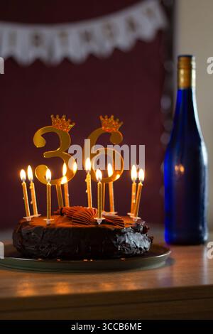 Schokoladenkuchen mit Geburtstagskerzen Stockfoto