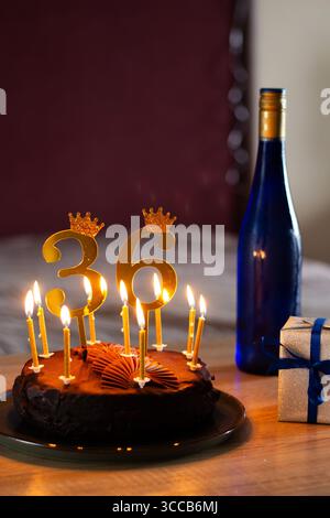 Elegante Geburtstagsgestaltung mit Wein und Kuchen Stockfoto