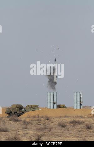 Militärische Ausbildung, der Start einer Flugabwehrrakete, um ein fliegendes Ziel in Belarus zu treffen Stockfoto