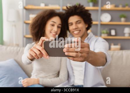 Videoanrufe, Selfie für Blogs oder soziale Netzwerke zu Hause während der Co Stockfoto
