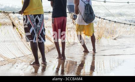 Ein halber Körper von nicht identifizierten Fischern, die ein Fischernetz ziehen. Angelsport. Brasilien Stockfoto