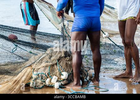 Ein halber Körper von nicht identifizierten Fischern, die ein Fischernetz ziehen. Angelsport. Brasilien Stockfoto