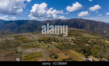 Drohnenblick auf bolivianische Anden, zerklüftete Hügel, Täler und natürliche Landschaften aus der Vogelperspektive Stockfoto