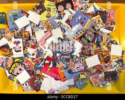 Eine bunte Auswahl an Vintage-Cartoon- und Comic-Aufklebern mit verschiedenen beliebten Charakteren auf einem gelben Tablett-Junk-Shop kuala lumpur malaysia Stockfoto