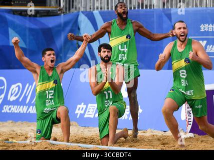 Chengdu, Chinas Provinz Sichuan. August 2025. Spieler aus Brasilien feiern im Halbfinale der Männer zwischen Deutschland und Brasilien den Beach Handball bei den World Games 2025 in Chengdu, Provinz Sichuan im Südwesten Chinas, 11. August 2025. Quelle: Zhang Bowen/Xinhua/Alamy Live News Stockfoto