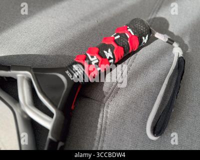 Kiew, Ukraine, 15. Juli 2024. Schwarzer Profi-Paddle-Tennisschläger nox. Horizontales Poster mit Sportmotiven, Grußkarten, Kopfzeilen, Website und App Stockfoto