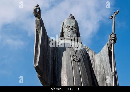 Eine Taube auf der Statue des Erzbischofs Damaskinos auf dem Mitropoleos-Platz in Athen, Griechenland Stockfoto