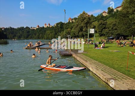 Die alte Herzogsstadt Burghausen ist die einwohnerstärkste Stadt im oberbayerischen Landkreis Altötting. Die Gemeinde liegt an der Salzach, die hier die Grenze zu Österreich bildet. Auf einem Höhenzug über der Altstadt erstreckt sich die Burg zu Burghausen, die mit 1051 Meter Länge die längste Burganlage der Welt ist. Im späten Mittelalter war Burghausen eine wichtige Nebenresidenz der bayerischen Herrscher. Burghausen gehört zur Tourismusregion Inn Salzach. Foto: Der Wöhrsee bzw das Wöhrseebad ist ein Badesee mit Ausblick zur Burg *** die alte herzogliche Stadt Burghausen ist die bevölkerungsreichste Stadt Stockfoto