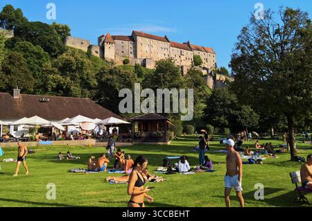 Die alte Herzogsstadt Burghausen ist die einwohnerstärkste Stadt im oberbayerischen Landkreis Altötting. Die Gemeinde liegt an der Salzach, die hier die Grenze zu Österreich bildet. Auf einem Höhenzug über der Altstadt erstreckt sich die Burg zu Burghausen, die mit 1051 Meter Länge die längste Burganlage der Welt ist. Im späten Mittelalter war Burghausen eine wichtige Nebenresidenz der bayerischen Herrscher. Burghausen gehört zur Tourismusregion Inn Salzach. Foto: Der Wöhrsee bzw das Wöhrseebad ist ein Badesee mit Ausblick zur Burg *** die alte herzogliche Stadt Burghausen ist die bevölkerungsreichste Stadt Stockfoto