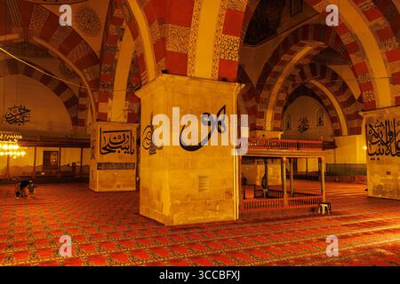 Arabbische Kalligraphie an Wand und Innere der Moschee von Ulu Camii, Edirne Türkei Stockfoto
