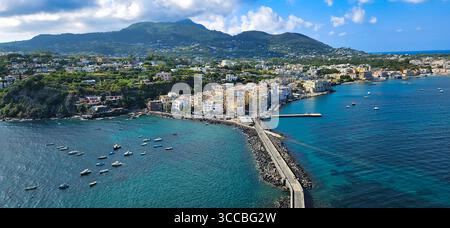 Panoramablick auf den Hafen von Ischia von der Spitze der aragonesischen Burg Stockfoto