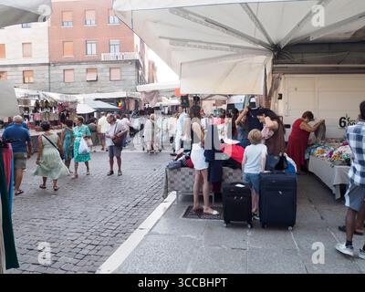 Cremona, Italien - 6. August 2025 lebendige Straßenmarktszene mit vielfältigen Merchandise und Shopper, die die geschäftige Atmosphäre in A genießen Stockfoto