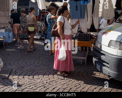 Cremona, Italien - 6. August 2025 pulsierende europäische Straßenmärkte in der Lombardei Italien, in denen lokales Kunsthandwerk und Produkte präsentiert werden Stockfoto