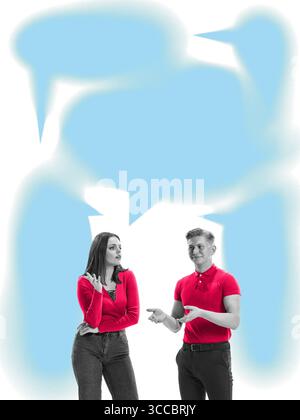 Kreative Collage des Gesprächs zwischen Mann und Frau in roten Hemden vor großen blauen Sprechblasen Stockfoto