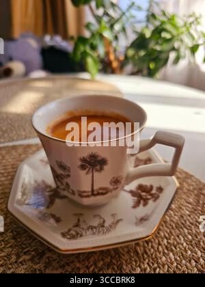 Der perfekte Morgen ist am Meer am sonnigen Morgen mit einem frisch gemahlenen Esspresso-Kaffee. Stockfoto