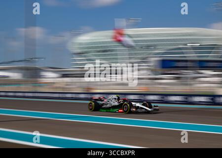27. November 2023, Abu Dhabi, Vereinigte Arabische Emirate: YUKI TSUNODA (JAP) fuhr die #22 Scuderia AlphaTauri AT04 während des Free Practice 1 des Formel 1 Abu Dhabi Grand Prix auf dem Yas Marina Bay Circuit im letzten Rennen der Formel 1 Saison 2023. (Bild: © Taidgh Barron/ZUMA Press Wire) Stockfoto