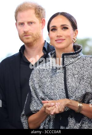 22. September 2023, Santa Barbara, Kalifornien, USA: PRINZ HARRY und Prinzessin MEGHAN MARKLE, der Herzog und die Herzogin von Sussex, sind auf Kevin Costners Anwesen am Meer und überreichen die königliche Behandlung der Gewinner des One805 Heart of the Community Award beim One805 Live Concert in Santa Barbara am 22. September 2023, einer jährlichen, millionenschweren Spendenaktion zur Unterstützung von Ersthelfern des Santa Barbara County, darunter Polizei, Feuerwehr und Suche. (Bild: © Amy Katz/ZUMA Press Wire) Stockfoto