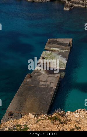 Mit Blick auf Popeye Village in Anchor Bay, Malta, an einem sonnigen Tag mit hellblauem Himmel und einem farbenfrohen Dorf mit Filmkulisse und Küste. Stockfoto