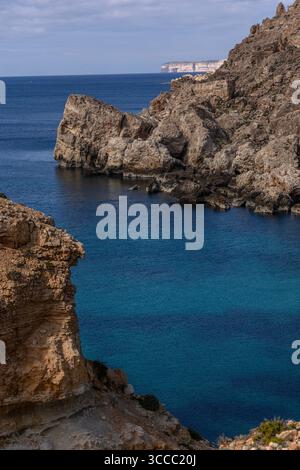 Mit Blick auf Popeye Village in Anchor Bay, Malta, an einem sonnigen Tag mit hellblauem Himmel und einem farbenfrohen Dorf mit Filmkulisse und Küste. Stockfoto