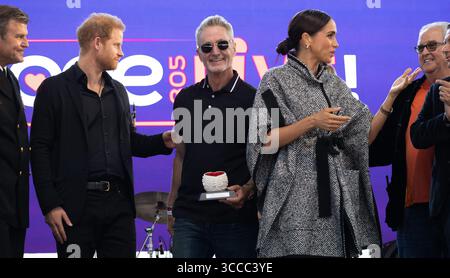 22. September 2023, Santa Barbara, Kalifornien, USA: Prinz Harry und Prinzessin Meghan Markle, der Herzog und die Herzogin von Sussex, befinden sich auf Kevin Costnerâ â Anwesen am Meer und überreichen die königliche Behandlung der Gewinner des One805 Heart of the Community Award beim One805 Live Concert in Santa Barbara am 22. September 2023. Adam McKaig erhält die Auszeichnung als Gründungsleiter von Adamâ Angels, einer Basisorganisation, die während der COVID gegründet wurde, um die Bedürfnisse von Obdachlosen zu erfüllen. One805Live ist eine jährliche Spendenaktion im Wert von mehreren Millionen Dollar zur Unterstützung der Ersthelfer im Santa Barbara County, einschließlich der Polizei Stockfoto