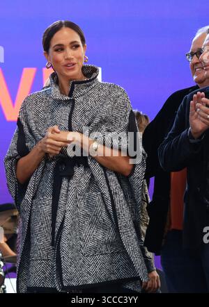 September 2023, Santa Barbara, Kalifornien, USA: MEGHAN MARKLE, Duchess of Sussex, auf Kevin Costner's Ocean Front Anwesen, überreichte die königliche Behandlung an die Gewinner des One805 Heart of the Community Award beim One805 Live Concert in Santa Barbara am 22. September 2023, einer jährlichen, mehrere Millionen Dollar teuren Spendenaktion, um Ersthelfer des Santa Barbara County zu unterstützen, darunter Polizei, Fire und Such- und Rettungsdienste. (Bild: © Amy Katz/ZUMA Press Wire) Stockfoto