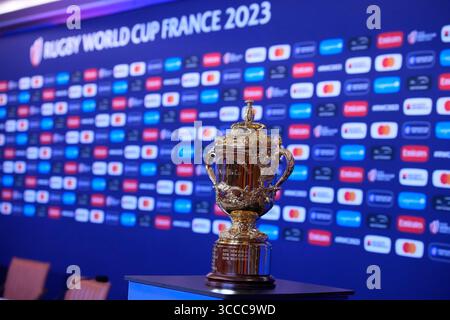 4. September 2023, Paris, Frankreich: Die Webb Ellis Trophy wird während der Eröffnungskonferenz des Turniers am 4. September 2023 im International Broadcast Centre in Roland Garros in Paris gezeigt. (Bild: © Glenn Gervot/ZUMA Press Wire) Stockfoto