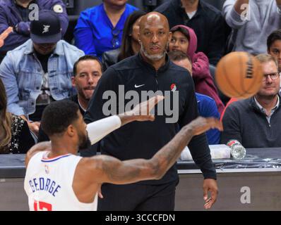 Dezember 2023, Los Angeles, Kalifornien, USA: Cheftrainer, Chauncey Billups von den Portland Trail Blazers beobachtet während ihres NBA-Spiels gegen die Los Angeles Clippers am Montag, den 11. Dezember 2023 in der Crypto.com Arena in Los Angeles, Kalifornien. Clippers besiegen Trail Blazers, 132-127. JAVIER ROJAS/PI (Foto: © PI via ZUMA Press Wire) Stockfoto