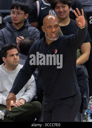 Dezember 2023, Los Angeles, Kalifornien, USA: Cheftrainer, Chauncey Billups von den Portland Trail Blazers signalisiert sein Team während des NBA-Spiels gegen die Los Angeles Clippers am Montag, den 11. Dezember 2023 in der Crypto.com Arena in Los Angeles, Kalifornien. Clippers besiegen Trail Blazers, 132-127. JAVIER ROJAS/PI (Foto: © PI via ZUMA Press Wire) Stockfoto