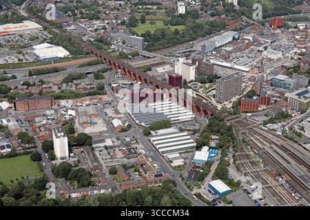 Luftaufnahme des Stadtzentrums von Stockport mit der Gegend westlich des Stockport Viaduct, Greater Manchester Stockfoto
